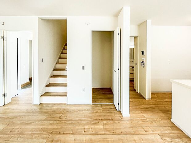 家族のふれあいが増える、リビングイン階段。階を移動する際にリビングを通る為、自然な形で家族が集まります。