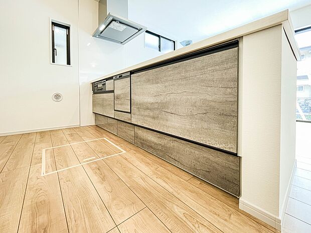 木目調のキッチンは落ち着いた雰囲気で収納もたくさん。嬉しい食洗器付です。汚れも目立ちません。