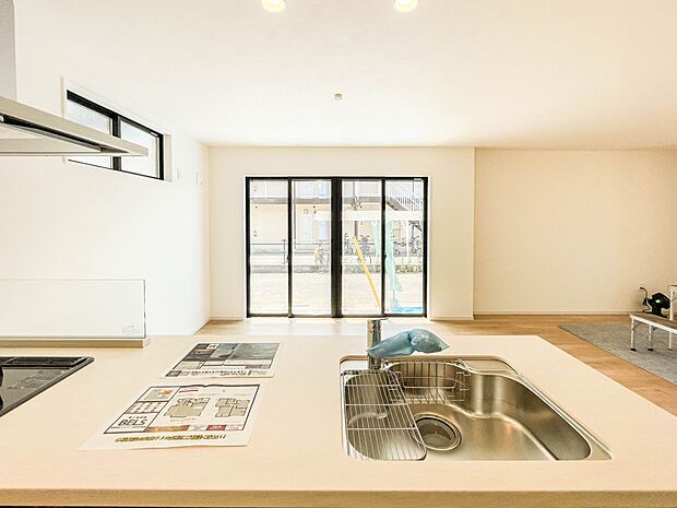 カウンターキッチンなら、リビングで遊ぶ子供の様子を見ながら料理ができるので安心です。料理を運んでもらったり、子供にお手伝いしてもらいやすいのもいいですね。