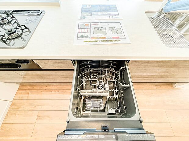 食器洗いのわずらわしさから開放してくれる嬉しい設備。後片付けの手間を減らし奥様の時間を有効活用できます。お湯と洗剤を使う機会が少なくなるため、手荒れ防止にも。