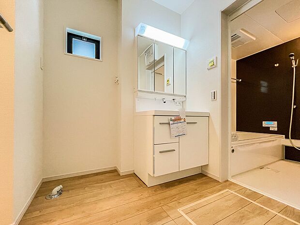 大きく見やすい三面鏡で清潔感ある洗面台は、身だしなみチェックや肌のお手入れに最適です。何かと物が増える場所だからこそ、スッキリと見映えの良い空間に拵えました。