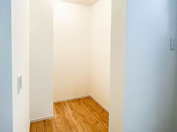 大きく見やすい三面鏡で清潔感ある洗面台のある洗面所にはリネン庫を設置。かさばるタオルや着替えなど、スッキリしまって使いやすく。