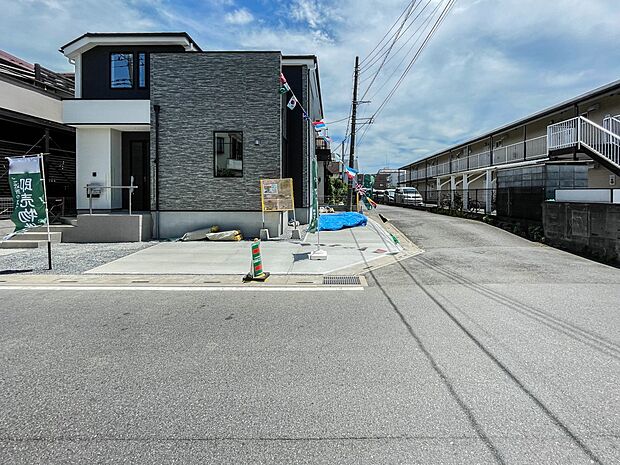 南西角地に面したお家です。日当たりがとてもいいです。周辺は自然も多く、とても開放的で心地の良い暮らしを実現できます。