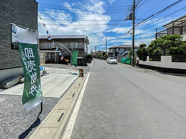 都会的な、ハイセンスな時間とともに、対照的な成熟した街並みを併せ持つことも、この邸宅の大きな特徴です。完成した現地をご体感下さい。