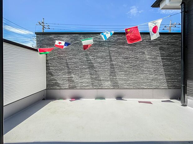 ワイドバルコニーはお洗濯だけではもったいない。季節のお野菜を育てるのもいいですね。お日様の恵みが燦々と降り注ぐバルコニーは貴重です。