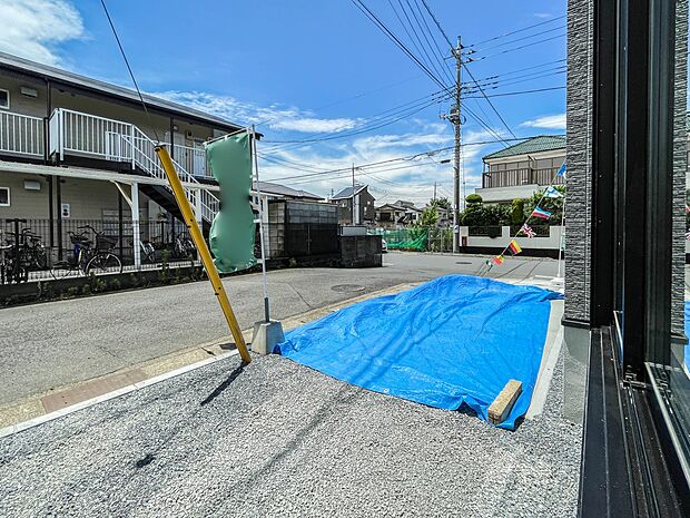カースペース2台可。敷地内に駐車スペースが2台分確保されています。通勤、お出かけ、ショッピングなど、家族で出かける際の足となる車。状況に応じて使い分けたい、そんな方におすすめです。