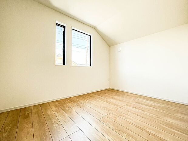 昨今のトレンドになりつつあるのが、広過ぎず、快適すぎない子ども部屋。勉強と寝るだけの部屋にすることで閉じこもりがなくなり、リビングで過ごす時間が増えると言われています。