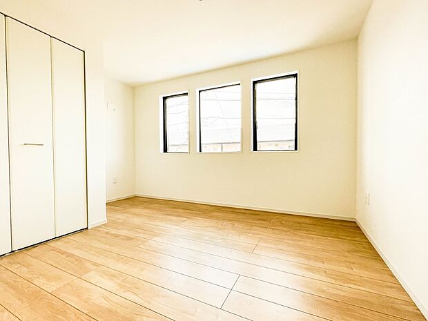 独立性を高めたお部屋。たっぷりの収納も配備しており、片付いた空間を現実出来そう。陽光も降り注ぐ明るく開放的な空間が魅力的。