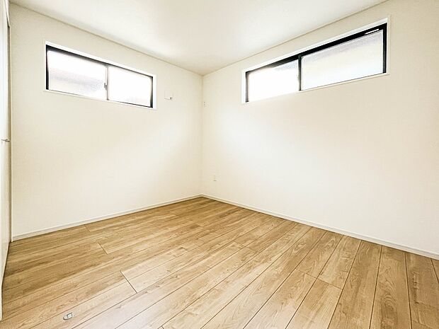 2面窓のある風通しの良いお部屋は心も体も元気にしてくれます。自分だけのお部屋作りを楽しんでみては。