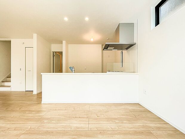 明るく開放的なダイニング。家族とのコミュニケーションが取りやすく、みんなの笑顔が溢れます