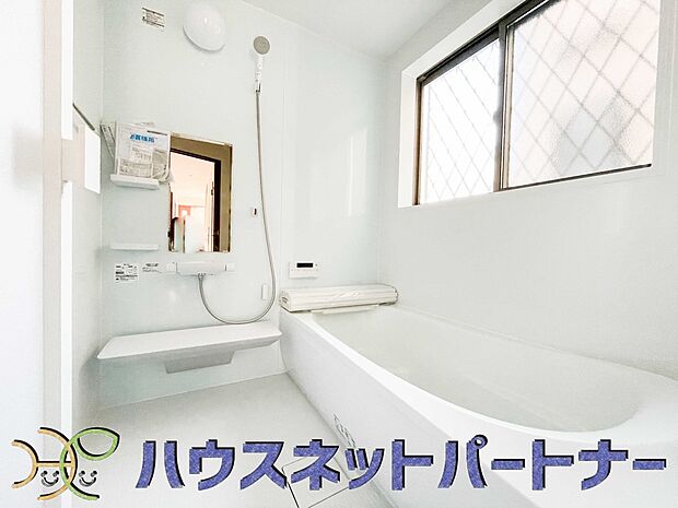 心地よいバスタイムを演出する浴室はゆとりあるサイズを採用。保温機能付き、汚れをはじく有機ガラス系の新素材を採用した浴室。美しく機能的な設備を採用。