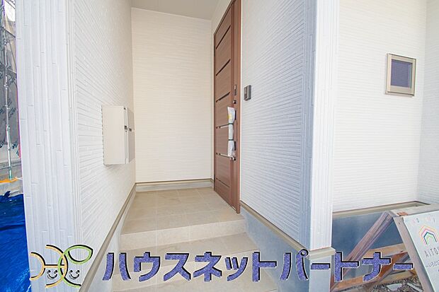 玄関の扉を開けると家族の待つお家。幸せを感じる瞬間です。