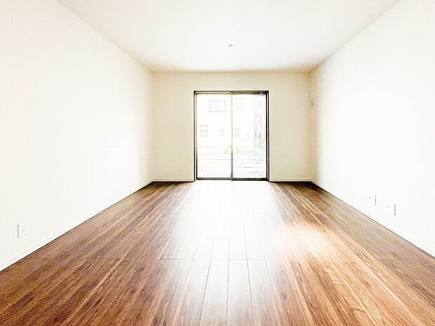 太陽の光が照らす明るいリビングは、開放感があり通風・採光に優れ、心地よい光と風が舞い込んできます。心休まるリビングは何よりも快適な時間を過ごせます。