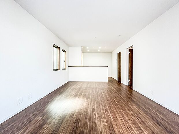 17帖のLDKは広々。光彩豊かでリラックスした空気がお部屋全体に広がります。