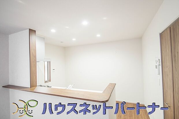 カウンターキッチンなら、リビングで遊ぶ子供の様子を見ながら料理ができるので安心です。料理を運んでもらったり、子供にお手伝いしてもらいやすいのもいいですね。