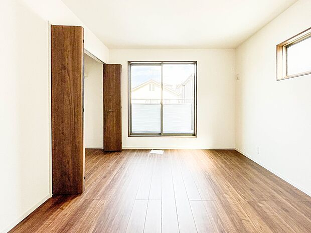 ベッドを置いて主寝室をイメージ。それでも広々してますね。