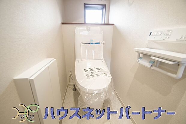 小窓を設置する事により明るく、通気性の良いトイレとなっております。中はゆとりのある大きさを確保しておりますので、ゆったりとお使い頂けます。