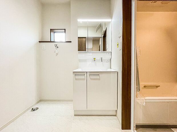 ミラーを手前に引けば、楽な姿勢で髭剃りやメイクができます。合わせ鏡にすればヘアスタイルのチェックもラクラク。洗面化粧台のミラー裏にはたっぷり入る収納スペースを設けています。