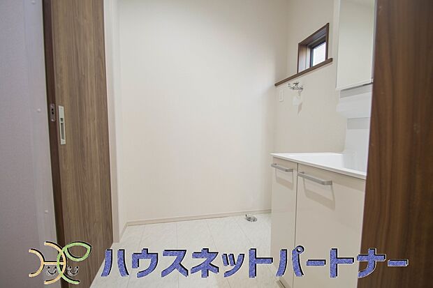 洗面室は窓の光が差し込み明るく清潔感があります。三面鏡は朝の支度が大助かり。