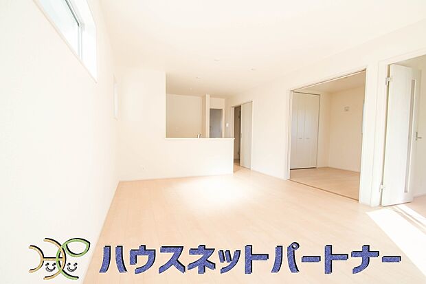 16.3帖の広々リビングにセミオープンキッチンで開放感があり、さらに広々と感じます。