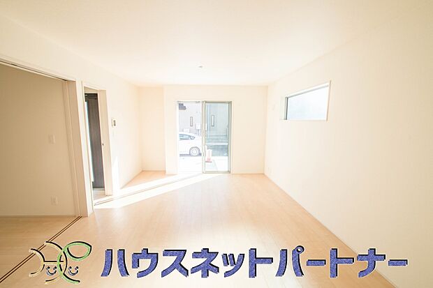 生活の中心となるLDKは対面キッチンタイプのゆったりサイズ。生活動線をワンフロアに集中させることで、ご家族が自然と集まる空間を設計から実現しました。