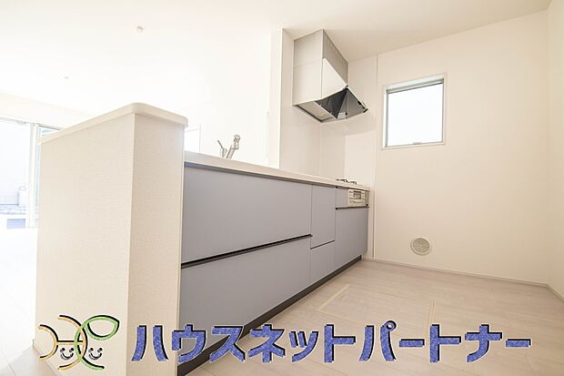 キッチン吊戸棚を無くす事によって、コミュニケーションを重視した設計に致しました。区画によって変わる一体感を、実際にご覧になって頂けましたらと思います。 