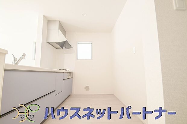 明るい自然光が入る作業スペースを多くとったキッチン採用。夫婦揃ってキッチンに立っても調理がしやすく、家事をしながら会話も弾みます。食器類もすっきりと片付く収納力。