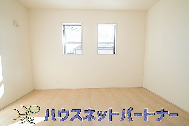 明るい窓のあるお部屋は子供部屋にぴったり。可愛い家具で素敵なお部屋に。