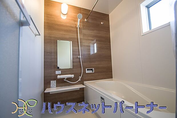 全身浴と半身浴ができる高い機能性と、満水容量を削減して水道・光熱費を節約しました。デザインとエコ性能を両立させた、これからのスタンダード浴槽です。