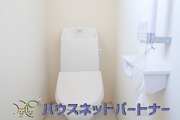 シャワー付きトイレは2ヶ所。安全性を考慮して手すりを付けています。