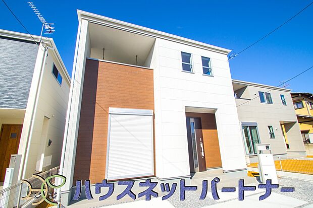 堂々たる趣ながら、主張し過ぎずどこか余裕を感じさせるシャープなフォルムで佇む邸宅は、晴天の空と照らし合わせる事で、本来あるべき完成形の姿を見せてくれます。