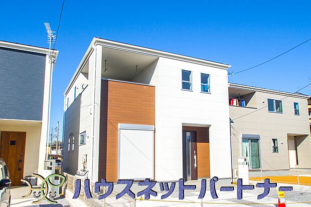 街に溶け合う美しい景観と、採光や風通しを考えて設計された間取り。近隣の視線を考え調整した窓位置など、外観だけでなく、住まうご家族の心地よさを最優先しました。