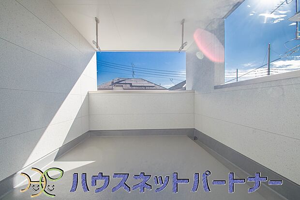 ルーフバルコニーのメリットは、雨が降っても使えるという事です。通常、インナーバルコニーは、上の屋根が掛かっていますので雨に濡れることがほとんどありません。