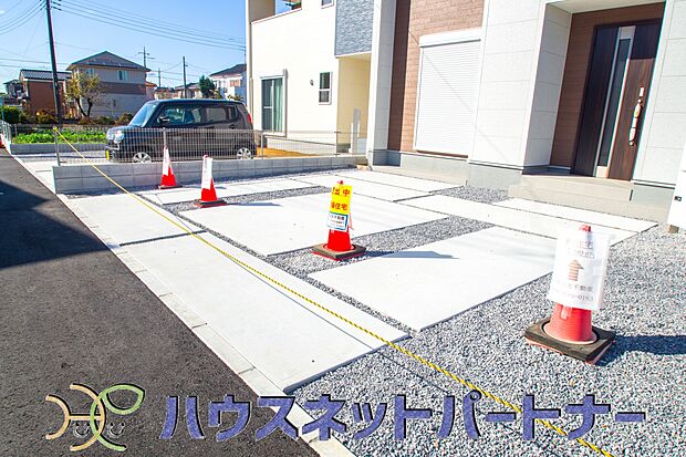 広々した駐車スペースは並列2台分。駐車が苦手な方もラクチンです。