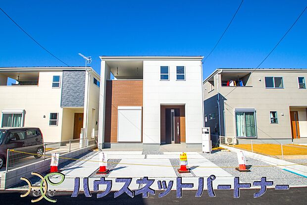 2台駐車可能な敷地は前面道路で駐車も楽々ですね。夏にはお子様のプールを広げてみてはいかがですか。