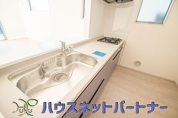 人工大理石のワークトップやシンクは、水を流しただけできれいになったように見えます。白いキッチンは明るく清潔感があり、とっても素敵です。