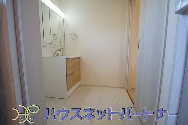 広い脱衣所、洗面台も大きなサイズを設置。建売では見ない広さと解放感。