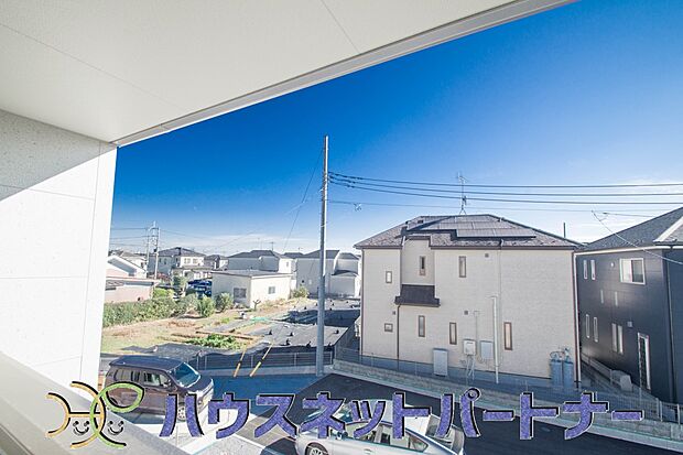 朝の澄んだ空気や、夕方に吹く清々しい風を五感で感じられるバルコニー。住まいの中で屋外にあって、本当の自然を感じられるスペースです。