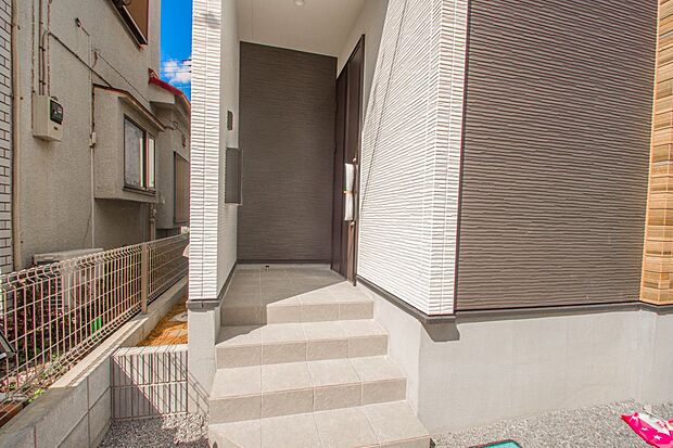 玄関の扉を開けるとそこは家族の待つお家。笑い声が聞こえてきそう。