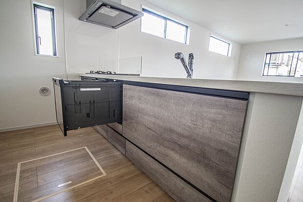 家族の様子を見ながらキッチンでお料理。一日の出来事を会話しながらの家事は嬉しいコミュニケーション。