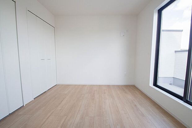 バルコニーに直接出入りできるお部屋です。ちょっと外の空気を吸いたい時や、ベランダでミニガーデニングなども楽しめそうです。