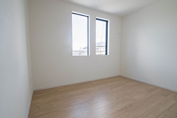 明るい窓のあるお部屋は子供部屋にぴったり。可愛い家具で素敵なお部屋に。