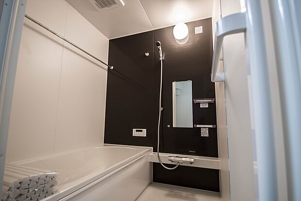 高級感溢れるカラーと大きさ・柔らかな曲線で構成された半身浴も楽しめるバスタブが心地よさをもたらします。