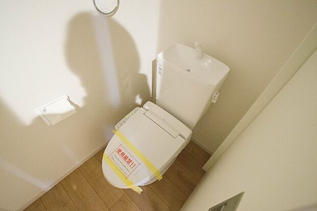 快適な生活を送るための必須アイテムとなった洗浄機能付トイレ。おしり洗浄、ビデ洗浄、暖房便座の3つの機能を標準装備しています。