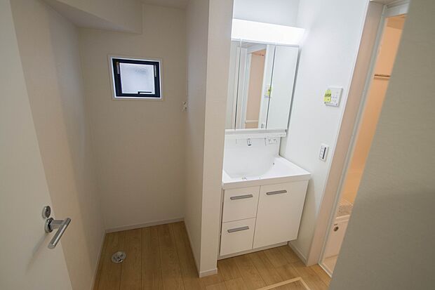 大きく見やすい三面鏡で清潔感ある洗面台は、身だしなみチェックや肌のお手入れに最適です。何かと物が増える場所だからこそ、スッキリと見映えの良い空間に拵えました。