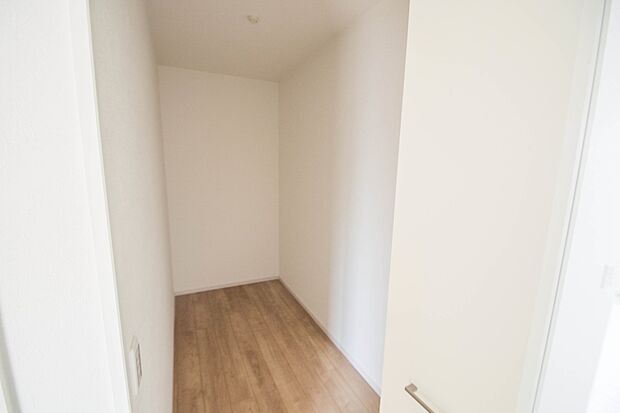 たくさんの洋服をかけてもシワになりにくいウォークインクローゼット。洋服以外にも、普段使わない家電やスーツケース、ストック品など何でも片付く嬉しい空間です。