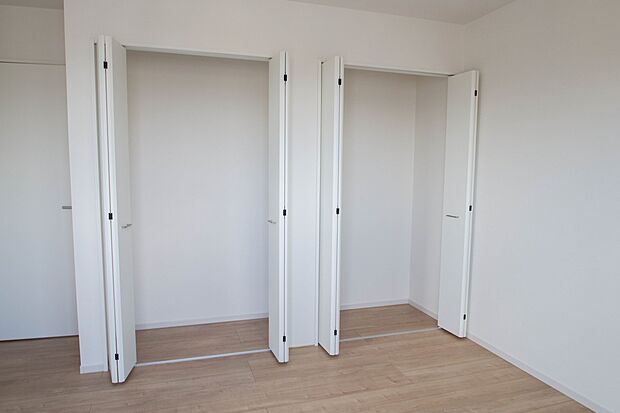 壁面クローゼットのメリットは、衣類が横一列に並ぶためひと目で洋服が選びやすいこと。衣類をたくさんお持ちの方も、限られたスペース内に無理なく収納することができます。