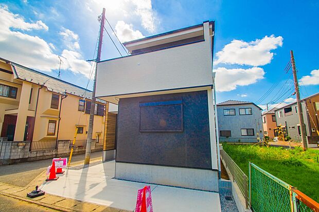 堂々たる趣ながら、主張し過ぎずどこか余裕を感じさせるシャープなフォルムで佇む邸宅は、晴天の空と照らし合わせる事で、本来あるべき完成形の姿を見せてくれます。