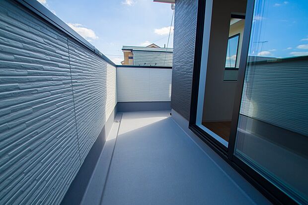 朝の澄んだ空気や、夕方に吹く清々しい風を五感で感じられるバルコニー。住まいの中で屋外にあって、本当の自然を感じられるスペースです。