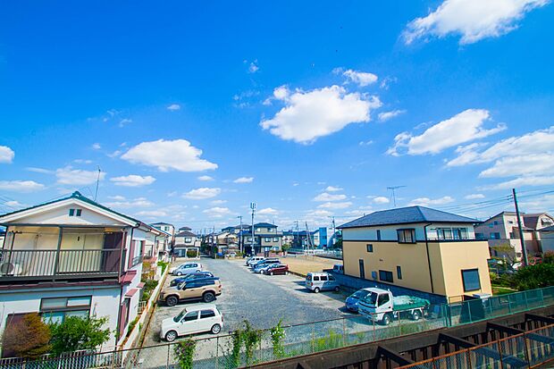 青い空が近くに感じるバルコニーは、爽やかな風をお部屋へ運んでくれます。